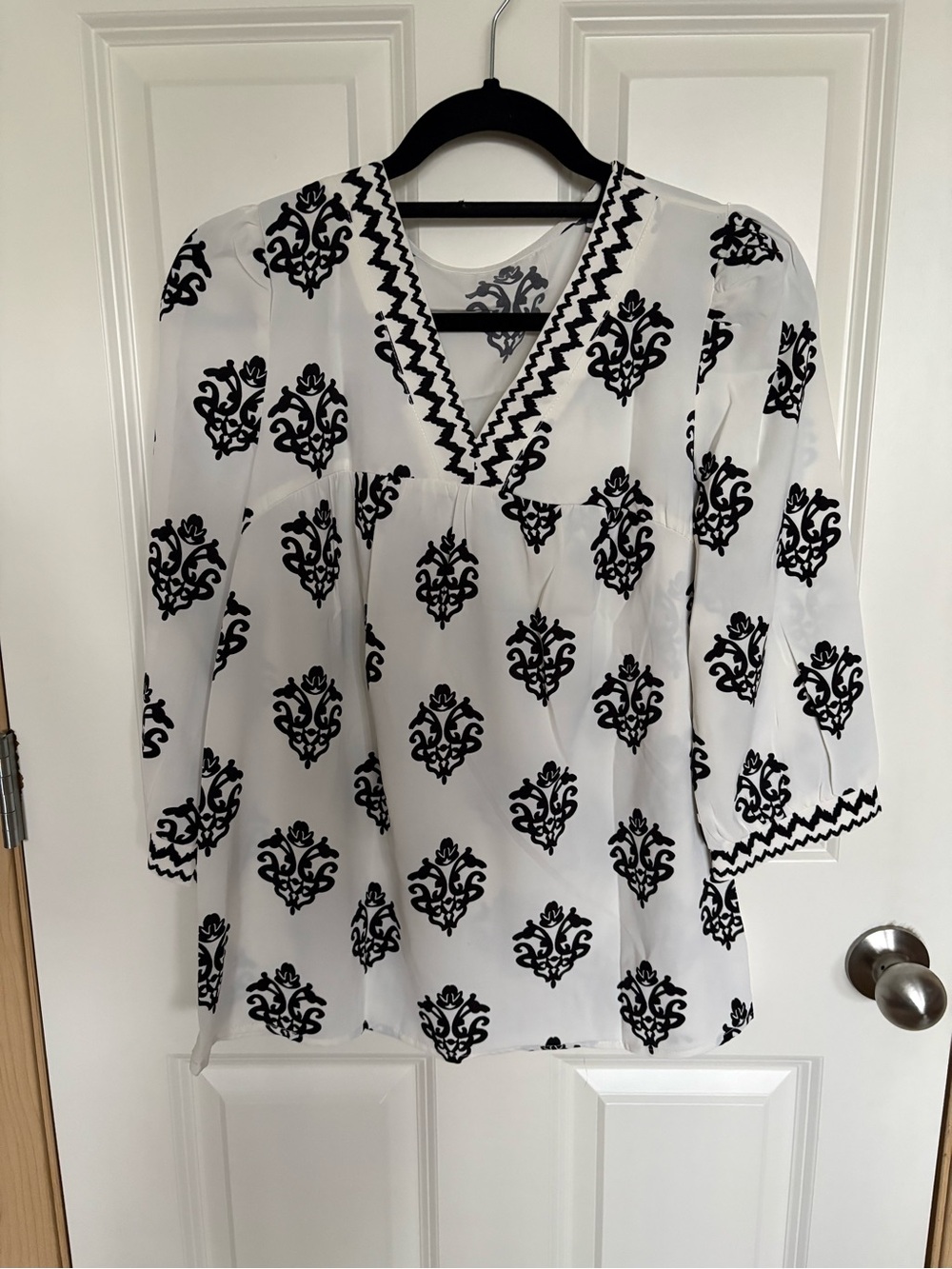 V-Neck Black & White Printed Tunic Top